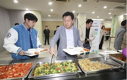 김관영 전북도지사가 14일 전북대학교 후생관을 찾아 대학생들과 '천원의 아침밥'을 함께 하고 있다.[전북도 제공]
