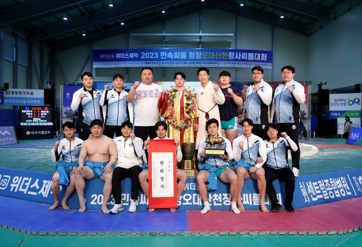 영암군민민속씨름단이 오대산천하장사씨름대회에서 2관왕을 차지했다