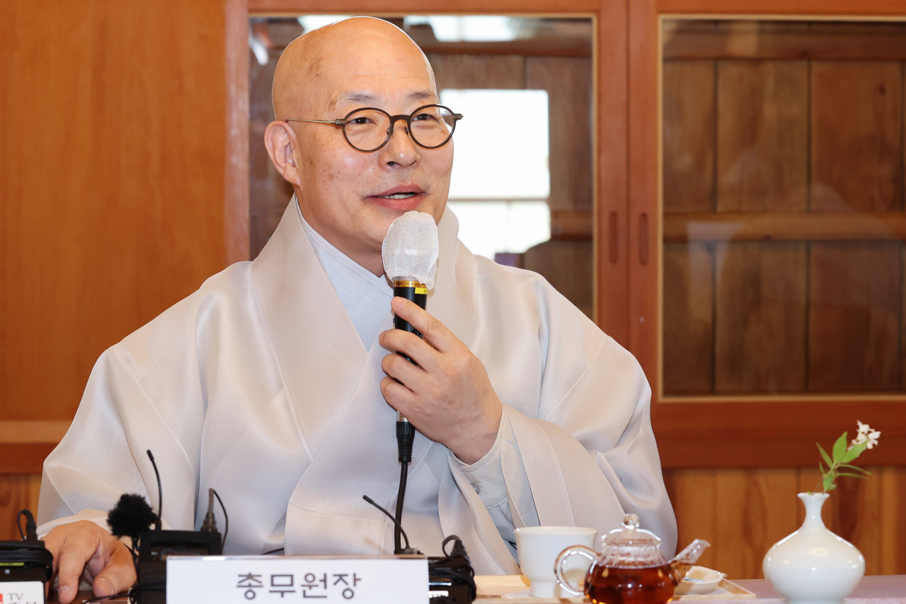 조계종 총무원장 진우스님이 14일 오전 서울 은평구 진관사에서 열린 부처님오신날 맞이 기자간담회에서 인사말을 하고 있다. [연합]