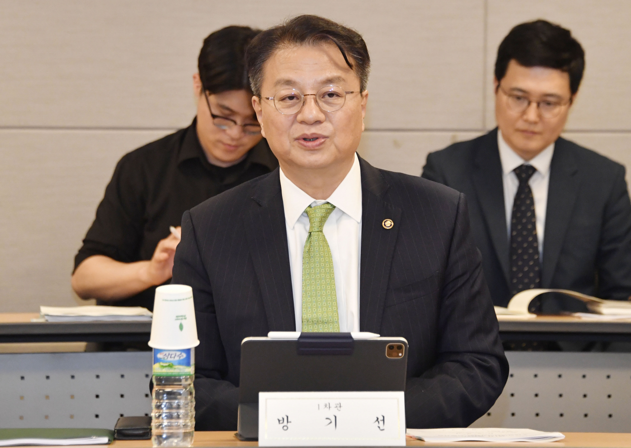 방기선 기획재정부 차관이 14일 서울 중구 대한상공회의소에서 열린 '중장기 조세정책심의위원회'를 주재하고 있다. [연합]