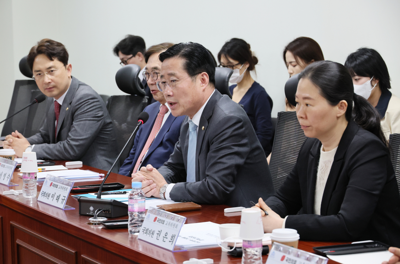 14일 오후 국회 의원회관에서 열린 학교폭력 근절을 위한 정책 간담회에서 국회 교육위 여당 간사인 국민의힘 이태규 의원이 발언하고 있다. 이날 여당 교육위 의원들은 야당 주도의 '정순신 아들 학폭' 청문회 개최에 반발해 일제히 청문회에 불참했다. [연합]