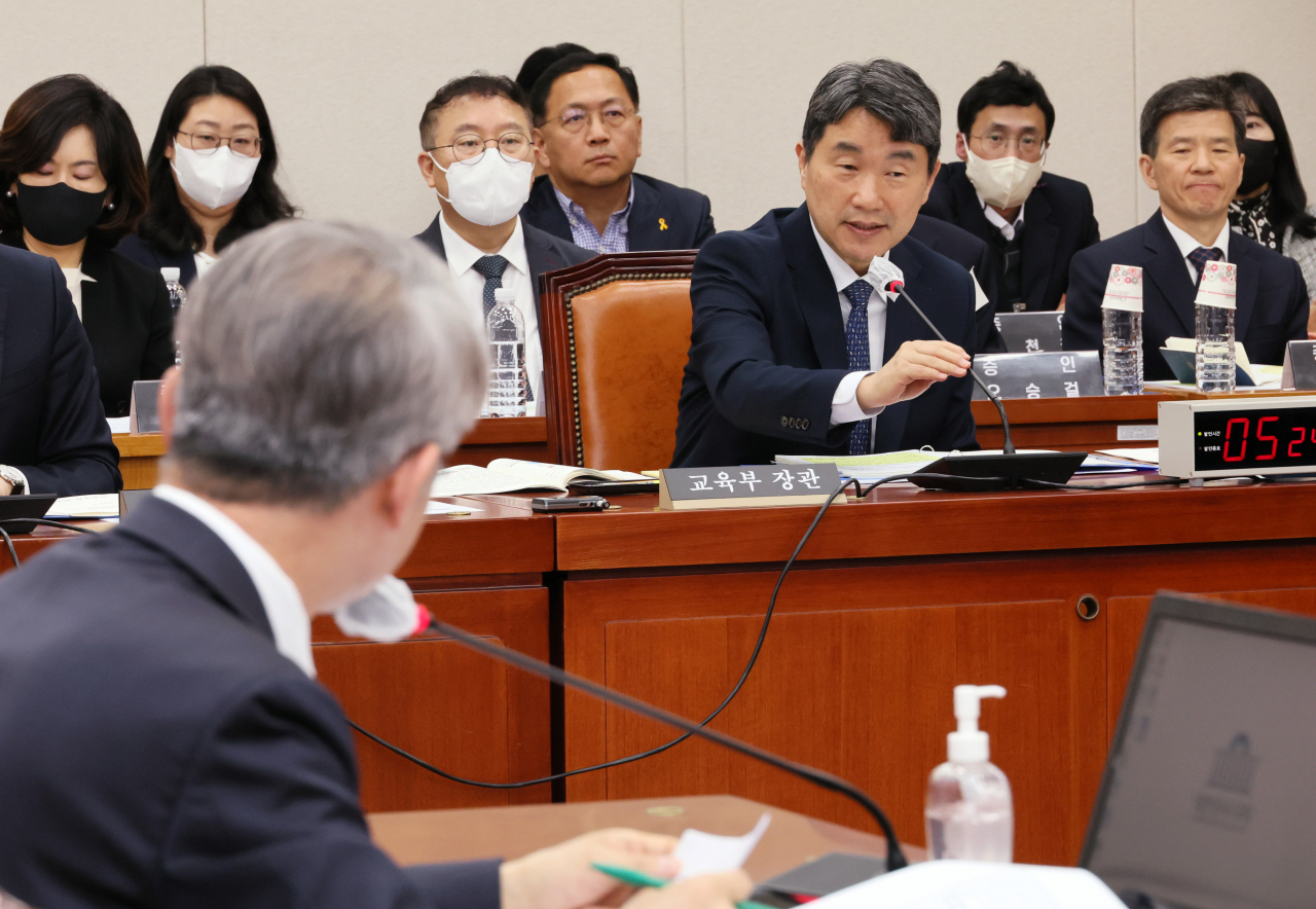 이주호 부총리 겸 교육부 장관이 14일 오전 국회 교육위원회에서 열린 정순신 자녀 학교폭력 진상조사 및 학교폭력 대책 수립을 위한 청문회에서 무소속 민형배 의원 질의에 답변하고 있다. [연합]