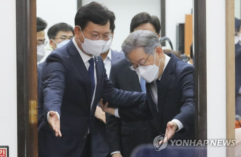 2021년 10월 11일 더불어민주당 제20대 대통령 후보로 선출된 이재명 경기도지사와 송영길 대표가 서울 여의도 국회에서 열린 '당지도부-더불어민주당 대통령 후보 상견례'에 입장하고 있다. [연합]