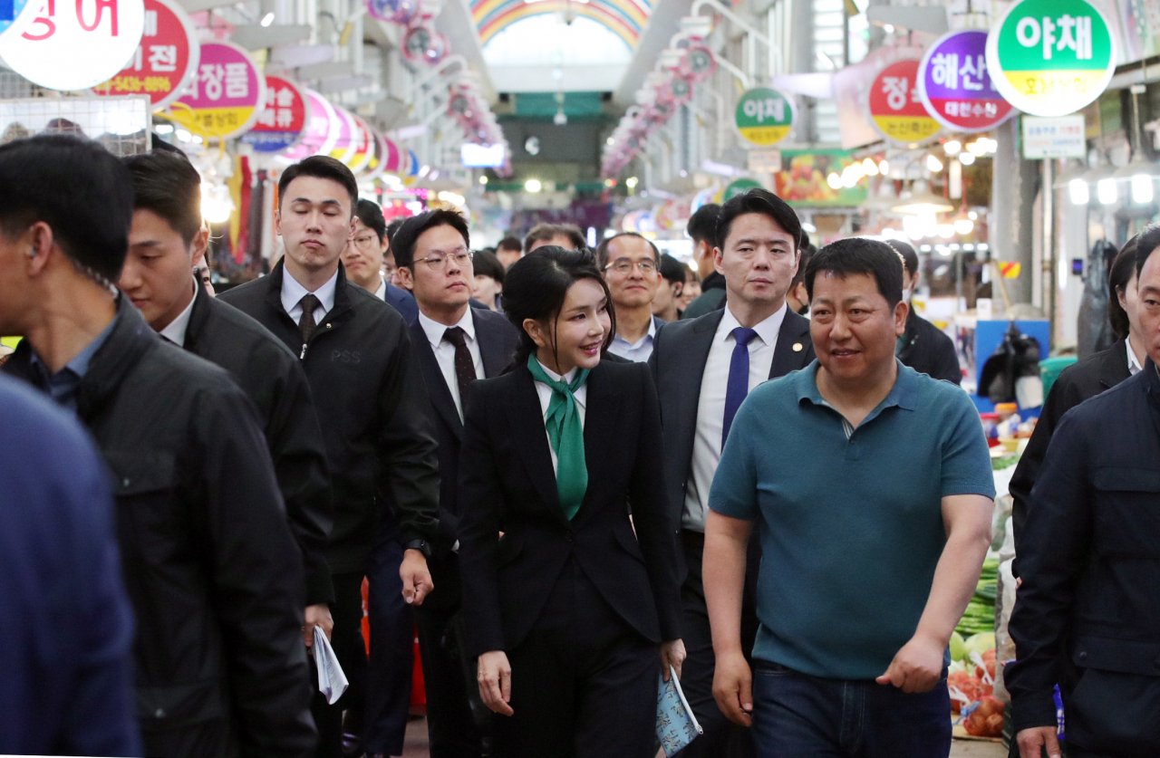 김건희 여사가 지난 14일 대전 중구 태평전통시장을 방문해 이동하고 있다. [연합]