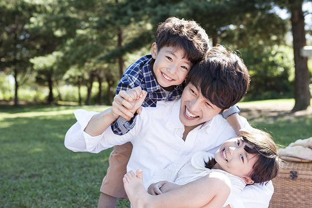 아빠와 즐거운 시간을 보내고 있는 아이들. [토르가즘 토토사이트DB]