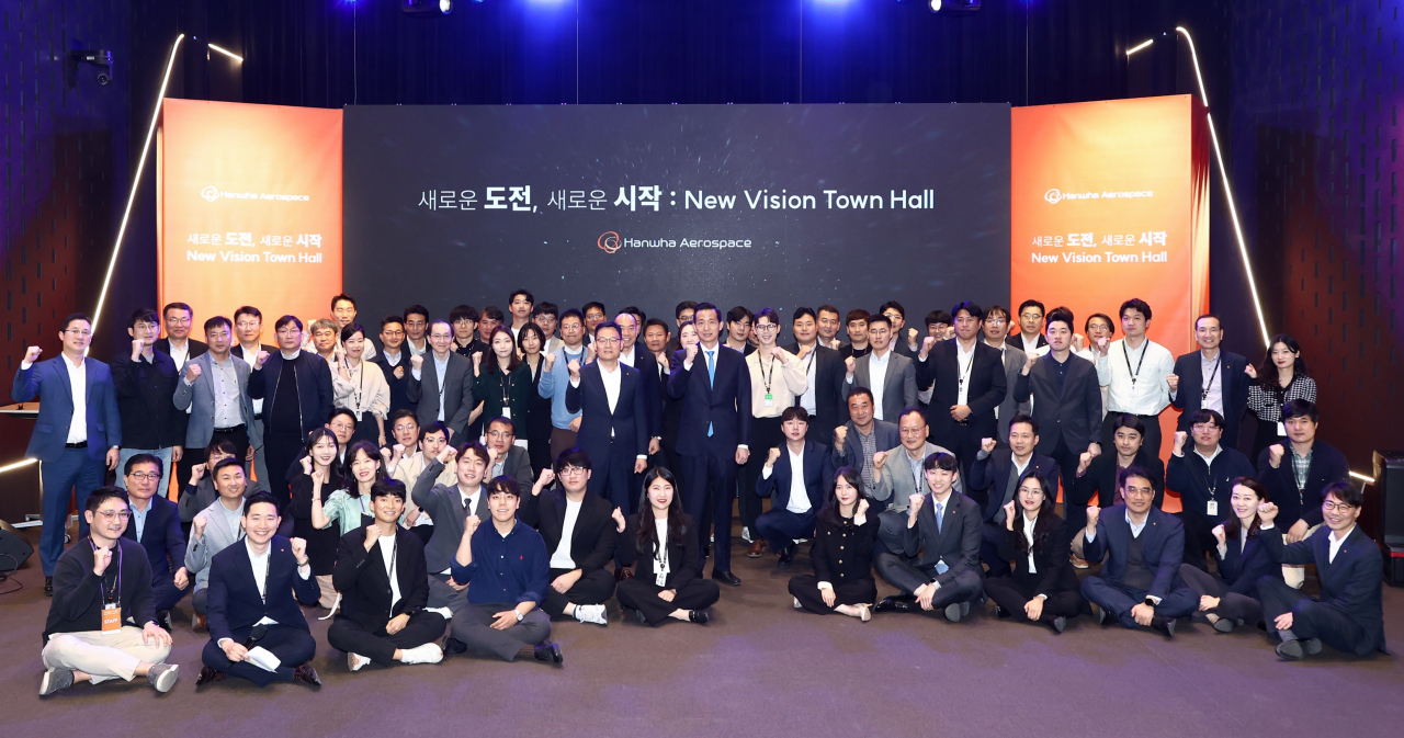 김동관 한화그룹 회장을 비롯한 한화에어로스페이스 임직원이 지난 3일 열린 뉴비전 타운홀 행사에서 기념촬영을 하고 있다. [한화에어로스페이스 제공]