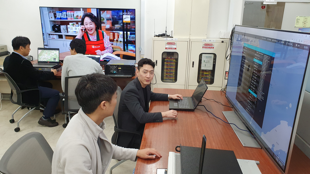 ETRI 연구진이 통합공시청 시스템과 모니터링 시스템을 시연하는 모습.[ETRI 제공]