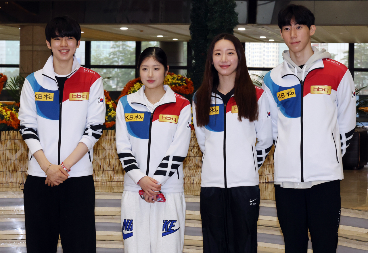 11일 피겨 국제 단체전 국제빙상경기연맹 월드 팀 트로피에 참가하는 선수들이 출국 전 김포공항에서 기념촬영을 하고 있다. 이 대회는 한국 첫 출전이다. 왼쪽부터 차준환, 이해인, 김예림, 이시형. [연합]