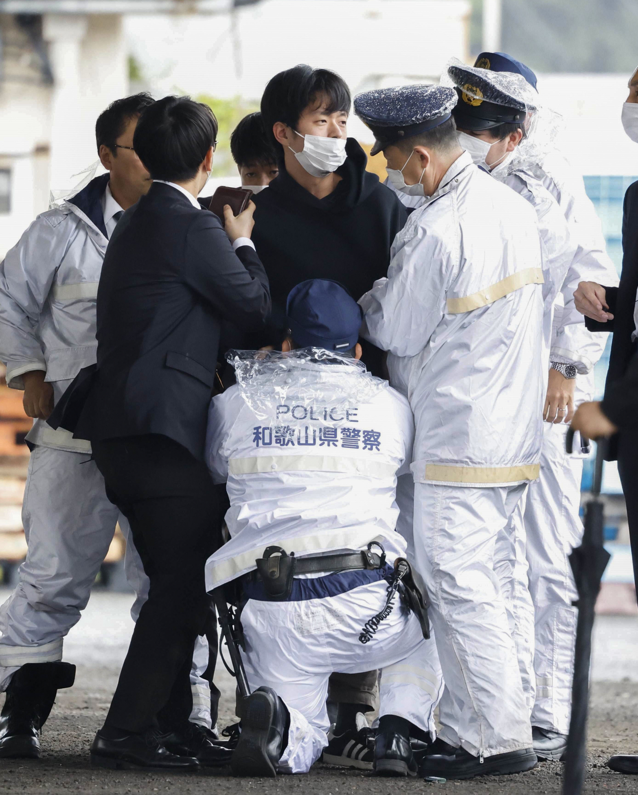지난 15일 오전 11시 30분께 기시다 후미오 일본 총리가 일본 와카야마(和歌山)현에서 현장 시찰을 마치고 연설을 시작하기 직전 폭발음을 야기시킨 물체를 던진 남성이 체포되고 있다. [연합]