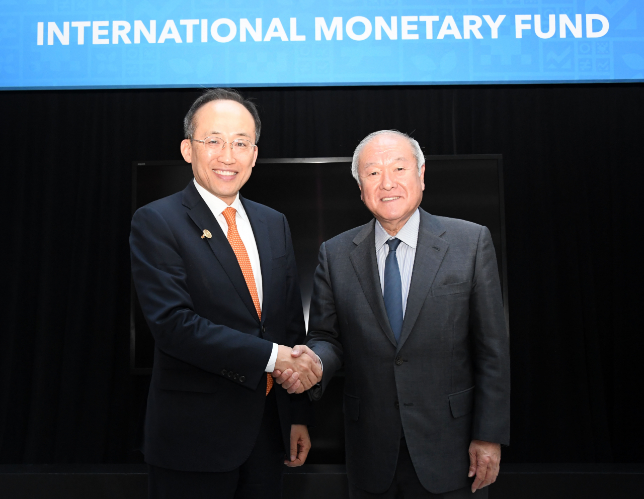 주요 20개국(G20) 재무장관회의 및 국제통화기금(IMF)/세계은행(WB) 춘계회의 참석차 미국 워싱턴D.C를 방문중인 추경호 부총리 겸 기획재정부 장관이 13일(현지시간) 국제통화기금(IMF)에서 스즈키 슌이치 일본 재무장관과 면담하고 있다. [기획재정부 제공]