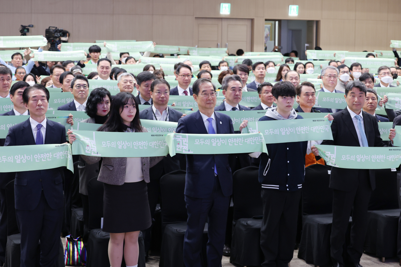 한덕수 국무총리를 비롯한 참석자들이 16일 오전 세종시 정부세종컨벤션센터에서 열린 국민안전의날 기념식에서 안전실천을 다짐하는 퍼포먼스를 하고 있다. [연합]