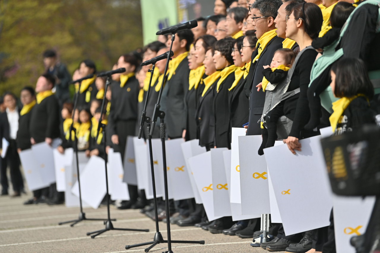 16일 오후 경기도 안산시 단원구 화랑유원지에서 열린 '세월호 참사 9주기 기억식'에서 416합창단과 시민합창단이 기억합창을 하고 있다. [연합]