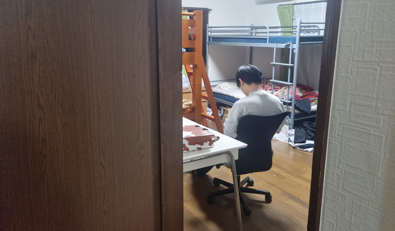 지난달 10일 일본 요코하마 이소고구에 있는 은둔형 외톨이의 자립활동시설. 사토 다카시(20·가명) 씨는 은둔형 외톨이로 지내다 자립하기 위해 이곳에 거주하고 있다. 현재는 방과 후 아이들을 돌보는 일을 하고 있다. 요코하마=김빛나 기자