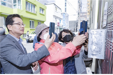 최호권 영등포구청장이 건물번호판 QR코드를 찍어 안전시설물 위치정보를 찾아보고 있다. [영등포구 제공]