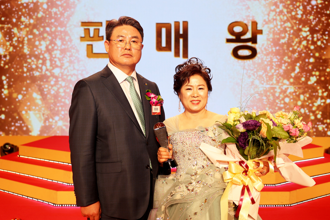 지난 14일 일산 킨텍스에서 열린 '2022 DB손해보험 연도상' 시상식에서 정종표 DB손해보험 대표(왼쪽)와 최명임 PA가 기념촬영을 하고있다. [DB손해보험 제공]