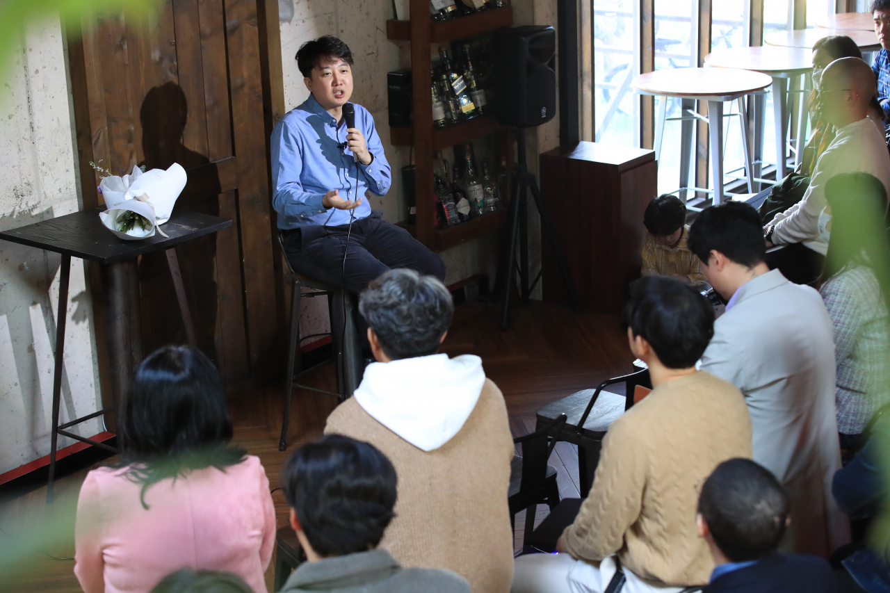 이준석 전 국민의힘 대표가 2일 오후 제주시 애월읍 브루클린 제주 카페에서 독자와의 만남을 하고 있다. 이 전 대표는 최근 '이준석의 거부할 수 없는 미래'를 발간했다. [연합]