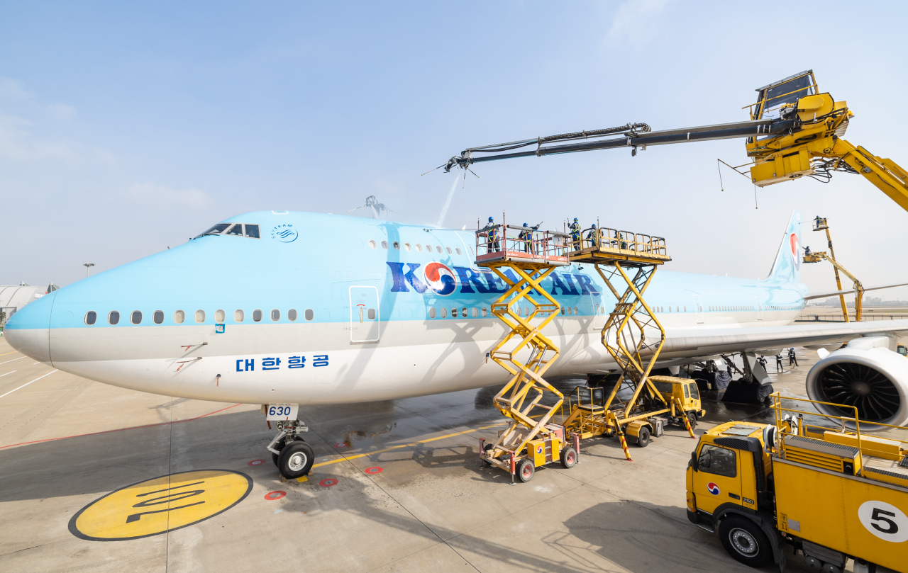 17일 인천국제공항 대한항공 정비 격납고에서 보잉 747-8i 항공기를 세척하고 있다. [대한항공 제공]