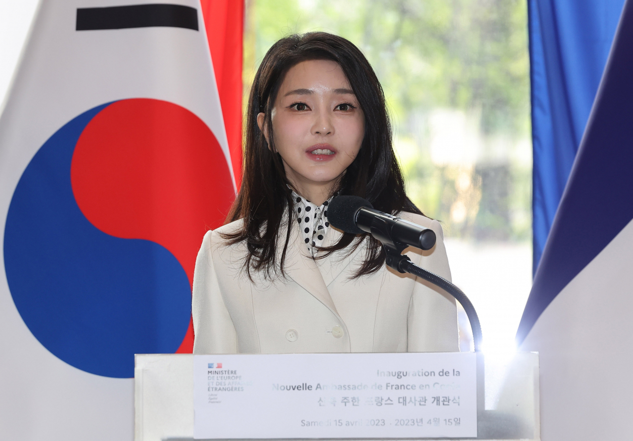 김건희 여사가 15일 오후 서울 서대문구 주한 프랑스 대사관에서 열린 신축 주한 프랑스 대사관 개관식에서 축사하고 있다. [연합]