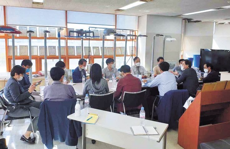 반월국가산업단지내 입주기업 에스이피협동조합 회원사 관계자들이 사업화 모델 발굴을 위한 회의를 갖고 있다. [한국산업단지공단 제공]
