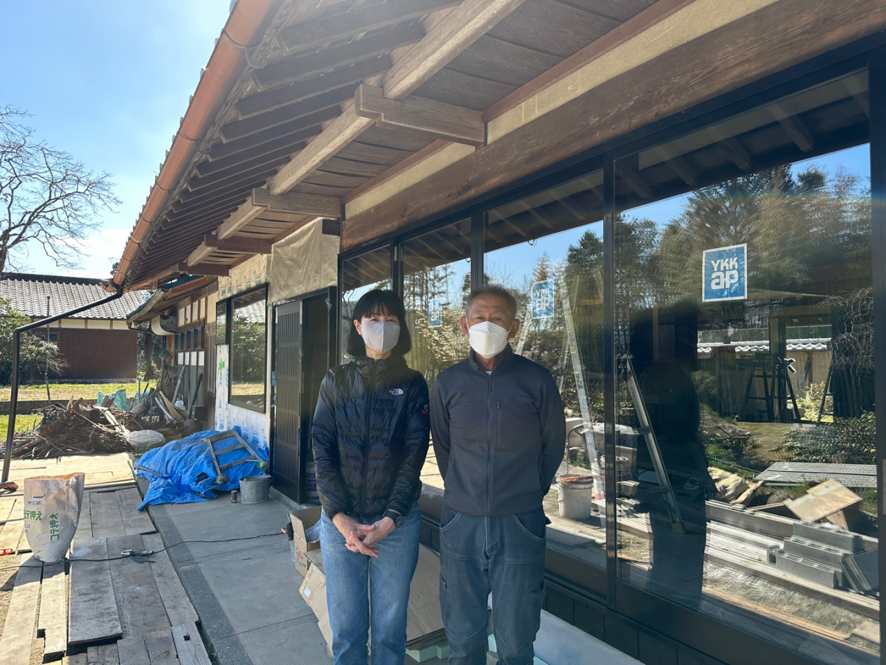 지난달 15일 만난 단바사사야마시 이주자 도다 게이지(오른쪽)-유미코 부부. 고베에서 이주하기 위해 단바사사야마시의 고민가를 매수해 수리하고 있는 이들은 “이주 후 이곳에서 장사를 할 계획을 세우고 있다”고 전했다. 신혜원 기자