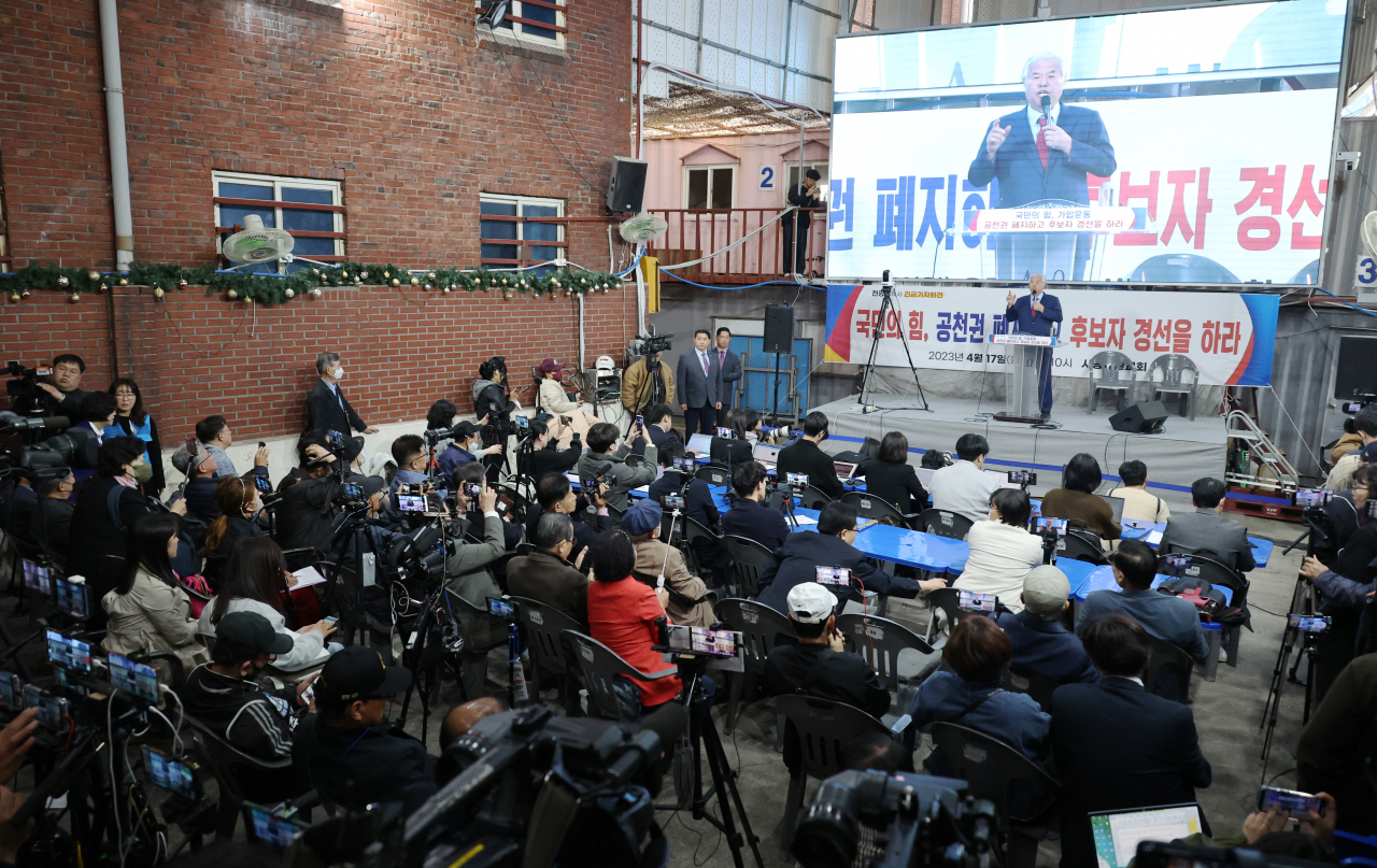 전광훈 사랑제일교회 목사가 17일 서울 성북구 사랑제일교회에서 기자회견을 하고 있다. [연합]