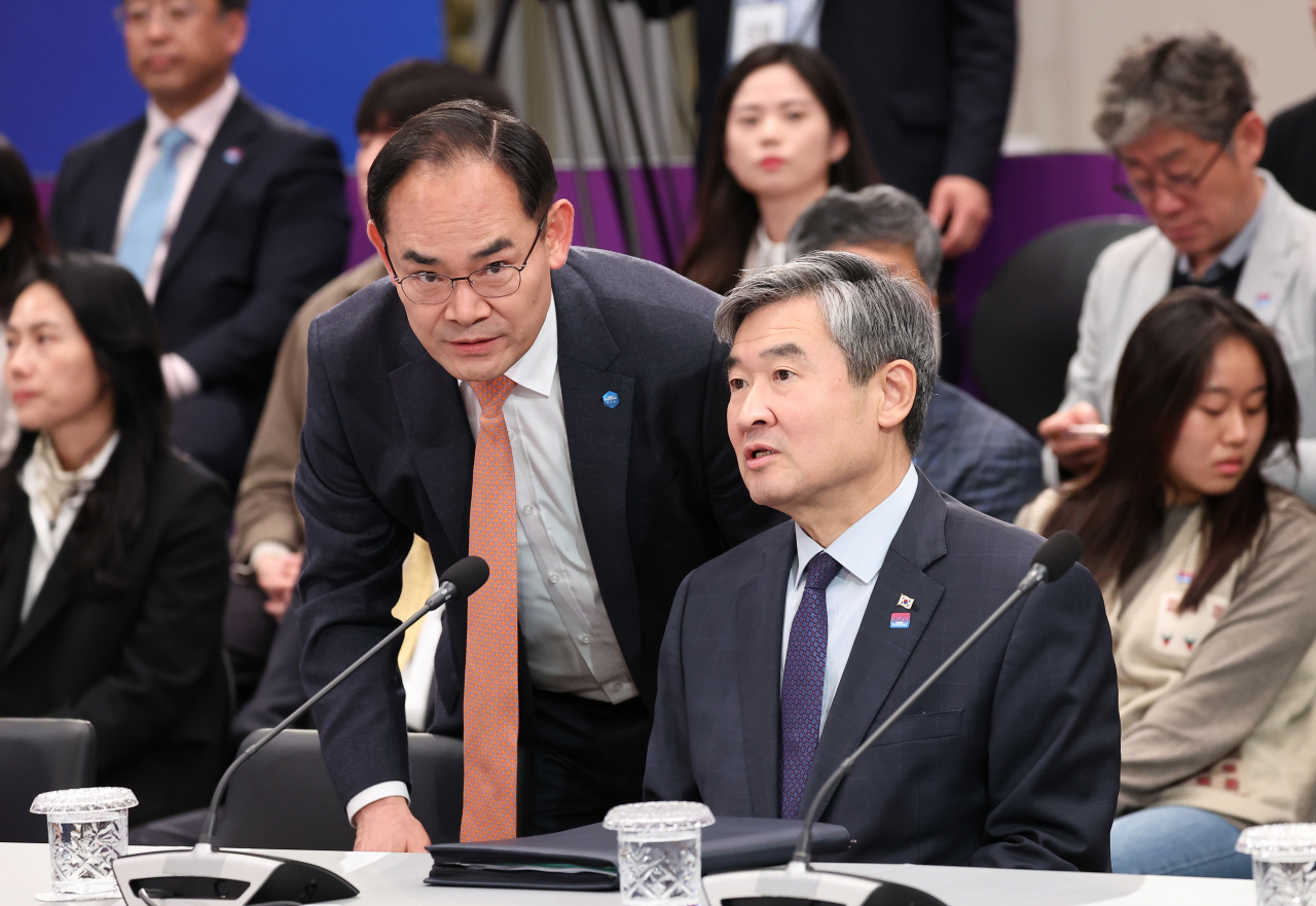 조태용(오른쪽) 국가안보실장이 5일 청와대 영빈관에서 열린 제2차 국정과제점검회의에 앞서 임종득 국가안보실 제2차장과 대화하고 있다. [연합뉴스]