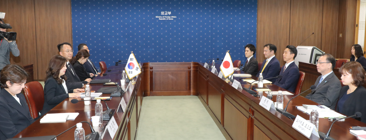 17일 오전 서울 종로구 외교부에서 열린 한일 제12차 안보 정책협의회 이른바 '2+2(외교·국방) 외교·안보 대화'에 우리 측 대표인 서민정 외교부 아시아태평양국장, 우경석 국방부 국제정책 차장과 일본 측 대표 후나코시 다케히로 외무성 아시아대양주 국장, 안도 아츠시 방위성 방위정책 차장이 참석해 있다. [연합]