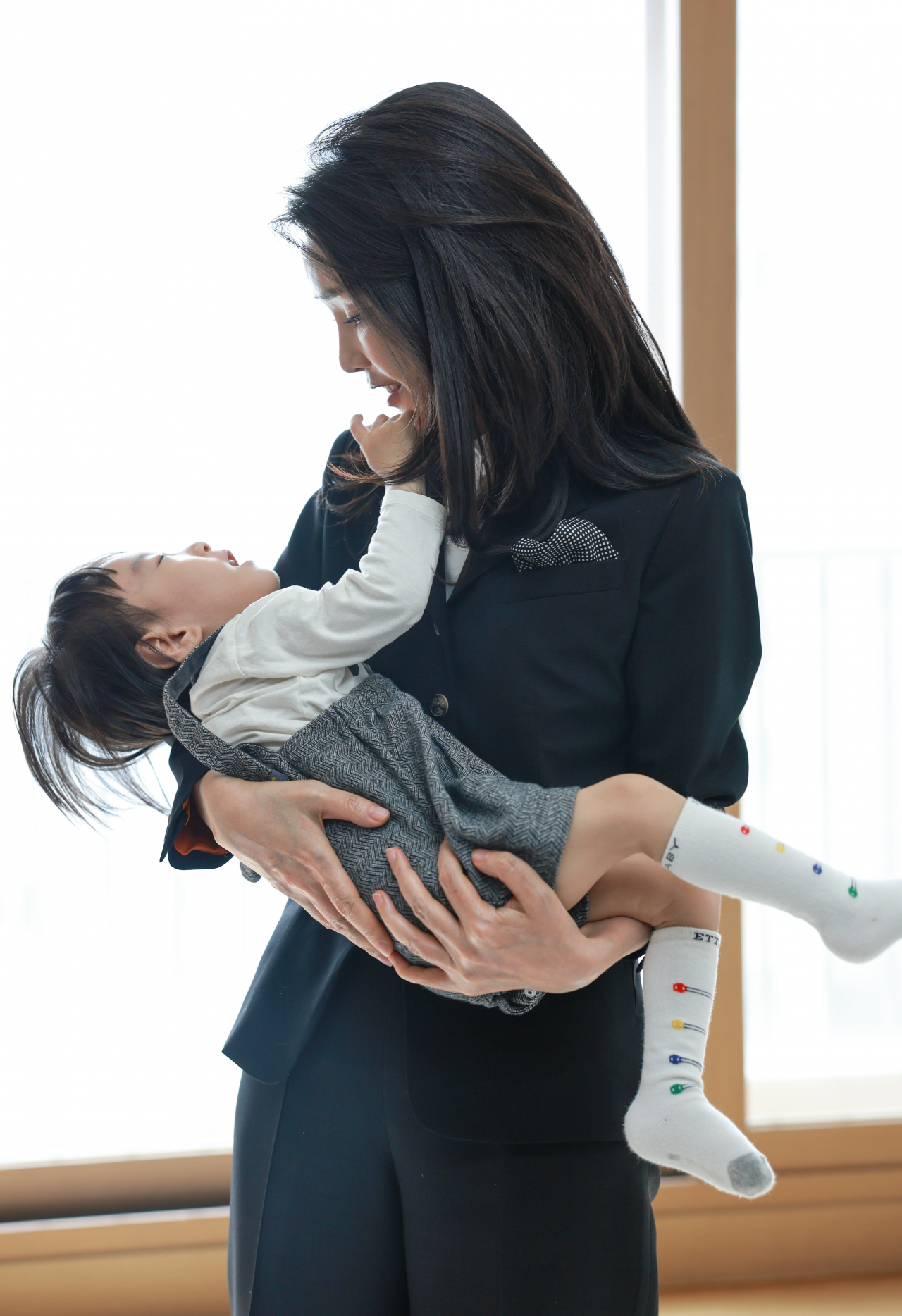 김건희 여사가 지난 13일 서울 여의도 63컨벤션센터에서 열린 국가보훈처의 전몰·순직군경 자녀 지원 프로그램인 '히어로즈 패밀리 프로그램' 출범식에 앞서 시민 목숨을 구하려다가 순직한 고(故) 유재국 경위의 가정을 방문, 자녀를 안아주고 있다. [대통령실]