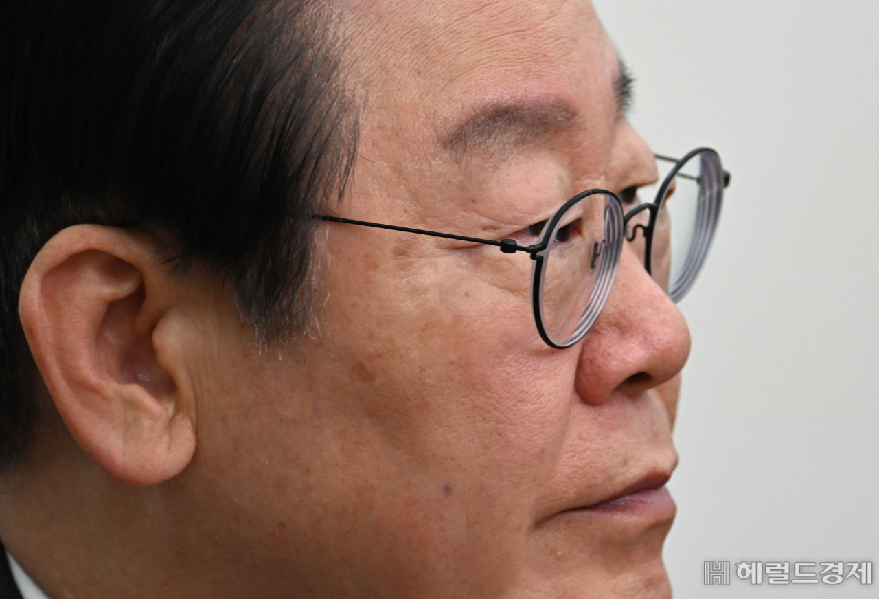 이재명 더불어민주당 당대표가 17일 서울 영등포구 여의도 국회의사당에서 열린 더불어민주당 최고위원회의에 참석해 회의 전 검찰 수사로 붉어진 지난 전당대회 관련 '돈 봉투 의혹'과 관련해 사과한 뒤 회의를 경청하고 있다. 임세준 기자