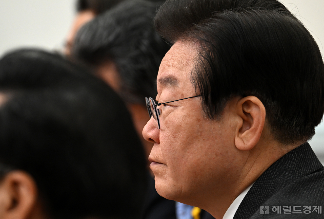 이재명 더불어민주당 당대표가 17일 서울 영등포구 여의도 국회의사당에서 열린 더불어민주당 최고위원회의에 참석해 회의 전 검찰 수사로 붉어진 지난 전당대회 관련 '돈 봉투 의혹'과 관련해 사과한 뒤 회의를 경청하고 있다. 임세준 기자
