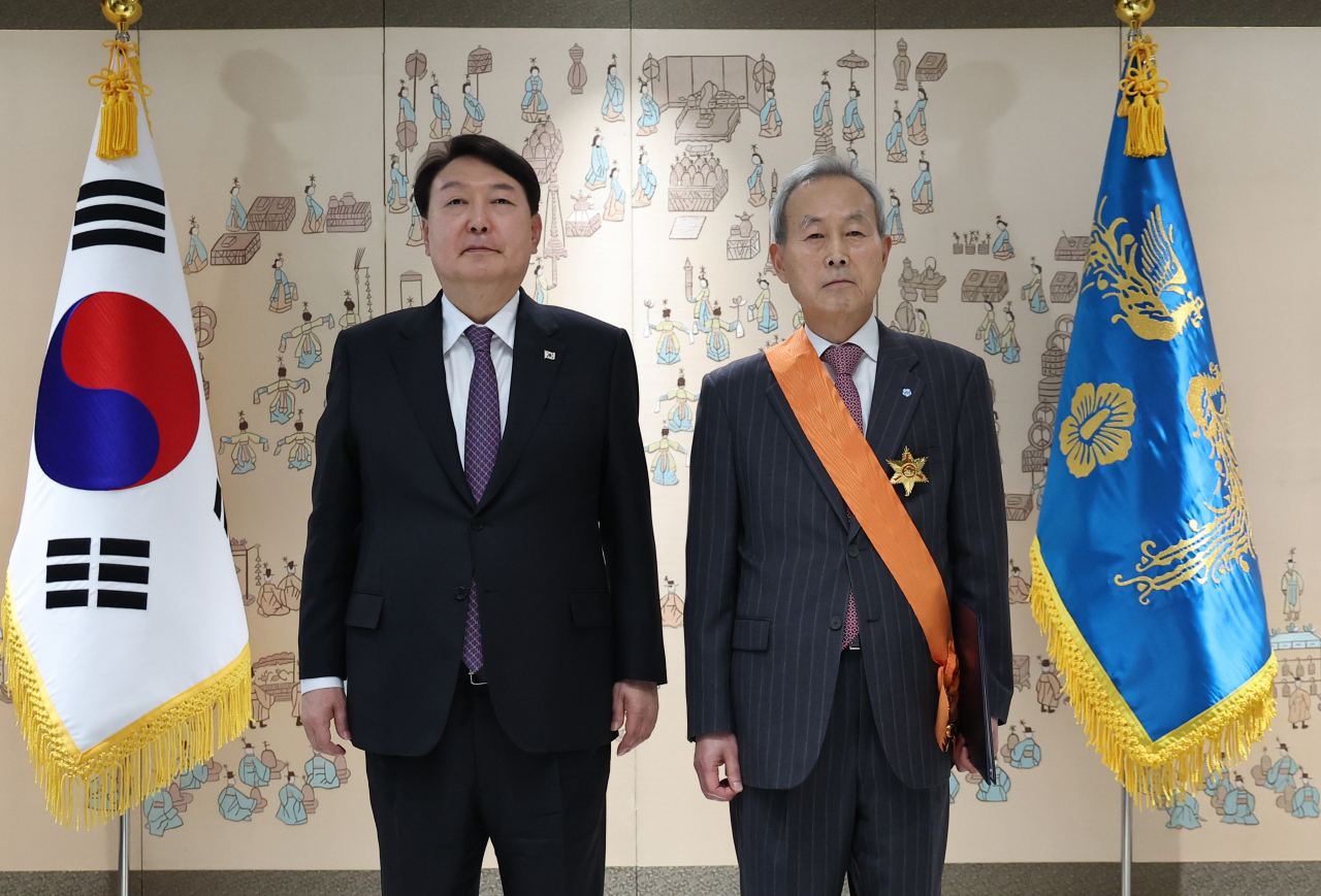 윤석열 대통령이 17일 서울 용산 대통령실 청사에서 퇴임하는 이석태 헌법재판관에게 청조근정훈장을 수여한 뒤 기념 촬영을 하고 있다. [연합]