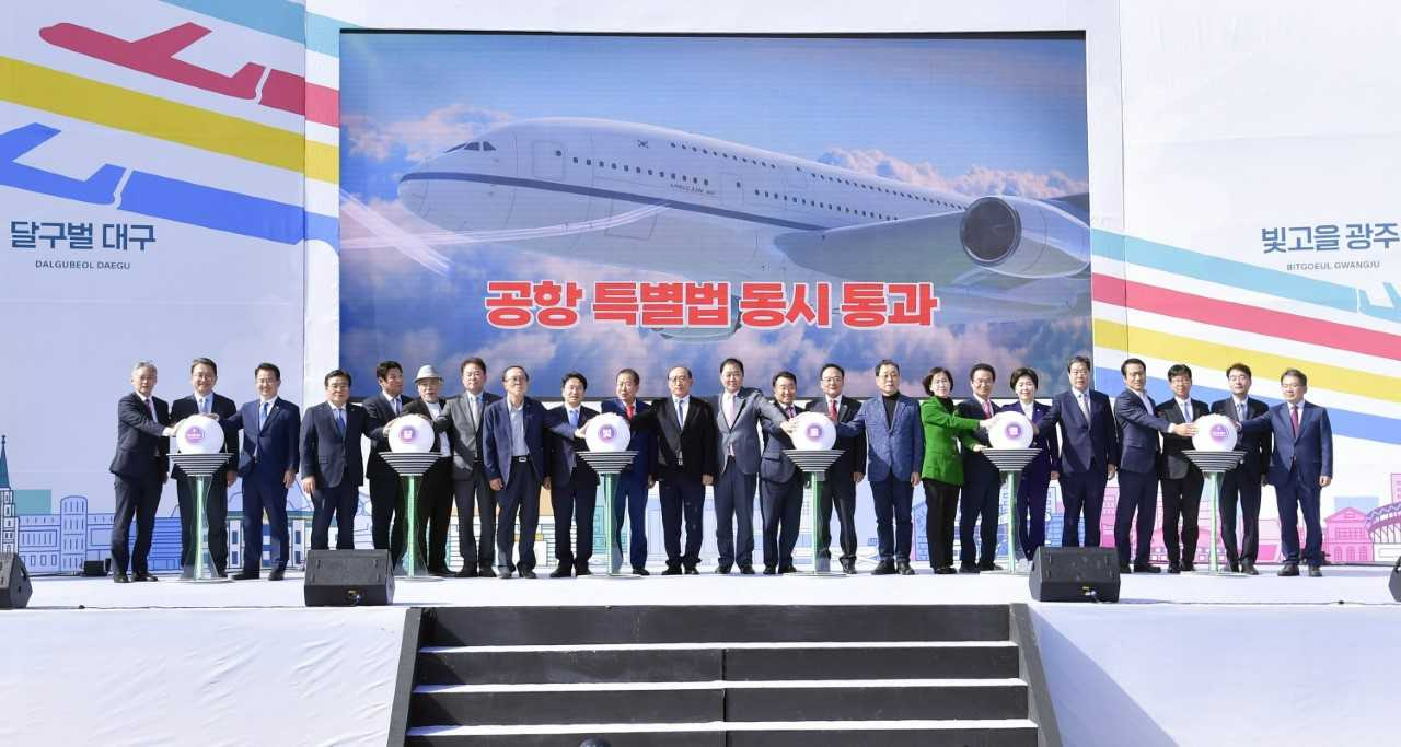 광주 군공항 특별법과 대구경북 신공항 특별법 국회 동시 통과로 '하늘길'을 함께 연 광주시와 대구시가 이번에는 '철길'을 여는데 힘을 모은다.