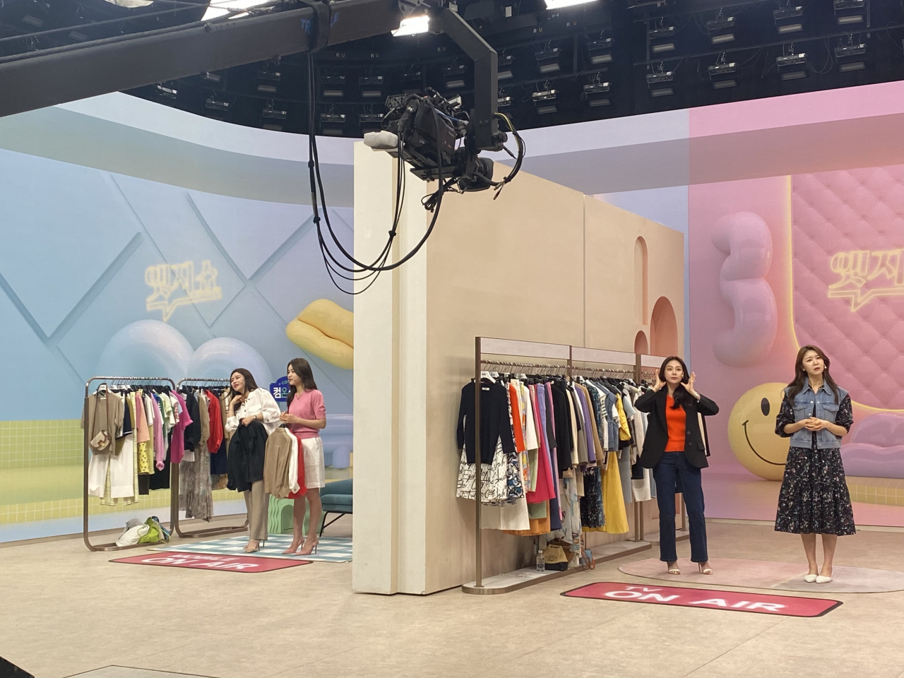 지난 15일 오후 3시 40분께 찾은 서울 방배동 CJ온스타일 사옥. CJ온스타일 ‘더엣지쇼’방송 시작 10분 전 쇼호스트들이 준비를 하고 있다. 신주희 기자
