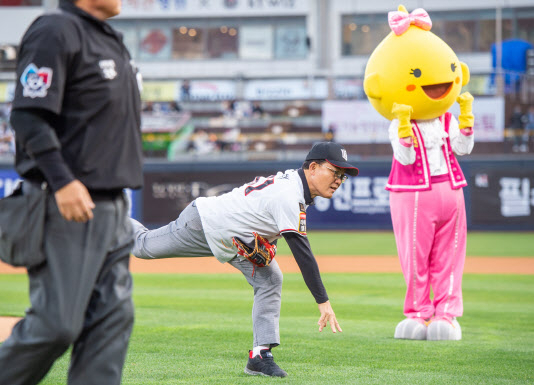 안종범 에쓰오일 수석부사장(가운데)이 지난 14일 수원 KT위즈파크에서 열린 KBO리그 KT위즈 대 한화이글스 경기 시구를 하고 있다. [사진=에쓰오일]