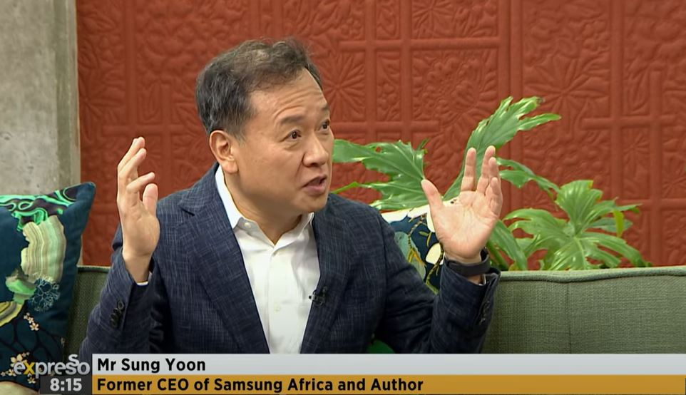 윤성혁 씨가 남아프리카공화국의 엑스프레소쇼(Expresso Show)에 나와 자신의 영문판 서적을 설명하는 모습[엑스프레소 쇼 유튜브 캡처]