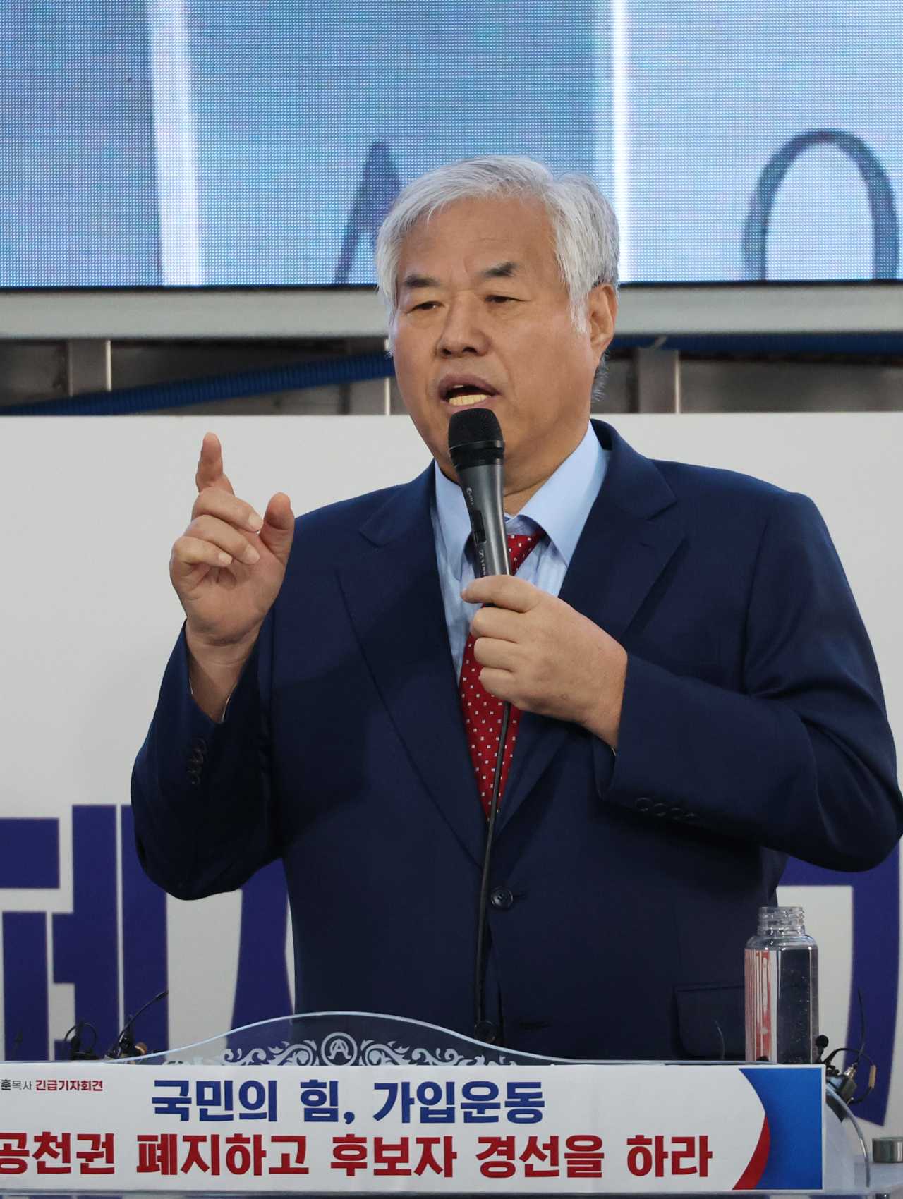 전광훈 사랑제일교회 목사가 17일 서울 성북구 사랑제일교회에서 기자회견을 하고 있다. 연합뉴스