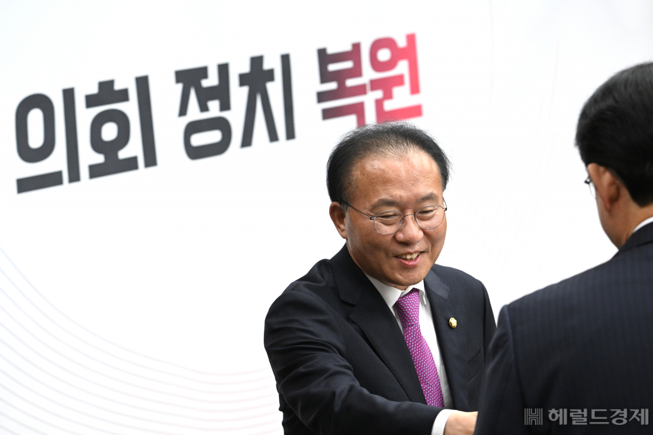 윤재옥 국민의힘 원내대표가 18일 서울 영등포구 여의도 국회의사당 본청에서 열린 국민의힘 원내대책회의에 참석해 참석자들과 악수를 나누고 있다. 임세준 기자