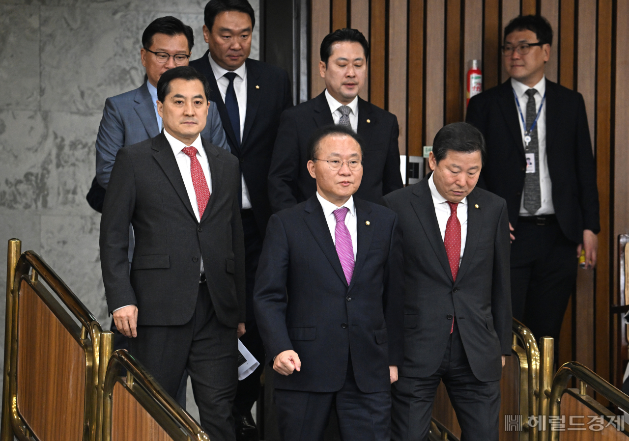 윤재옥 국민의힘 원내대표와 원내 지도부가 18일 서울 영등포구 여의도 국회의사당 본청에서 열린 국민의힘 원내대책회의에 참석하고 있다. 임세준 기자