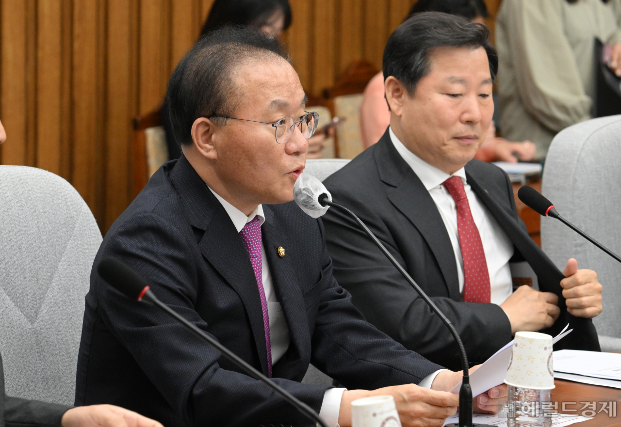 윤재옥(왼쪽) 국민의힘 원내대표가 18일 서울 영등포구 여의도 국회의사당 본청에서 열린 국민의힘 원내대책회의에 참석해 발언하고 있다. 임세준 기자