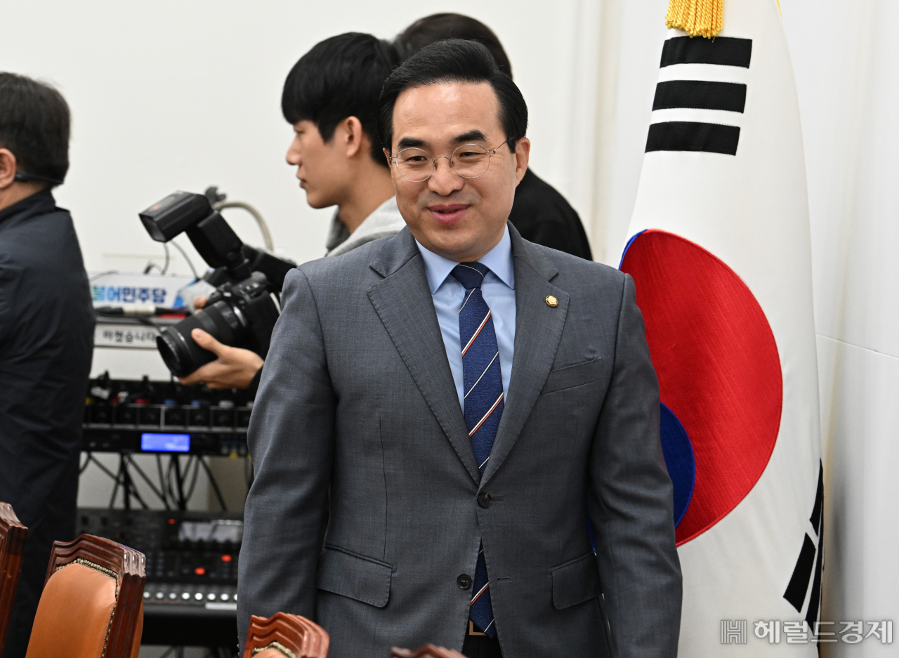 박홍근 더불어민주당 원내대표가 18일 서울 영등포구 여의도 국회의사당 본청에서 열린 더불어민주당 원내대책회의에 참석하고 있다. 임세준 기자
