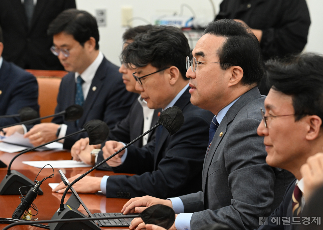 박홍근(오른쪽 두번째) 더불어민주당 원내대표가 18일 서울 영등포구 여의도 국회의사당 본청에서 열린 더불어민주당 원내대책회의에 참석해 발언하고 있다. 임세준 기자