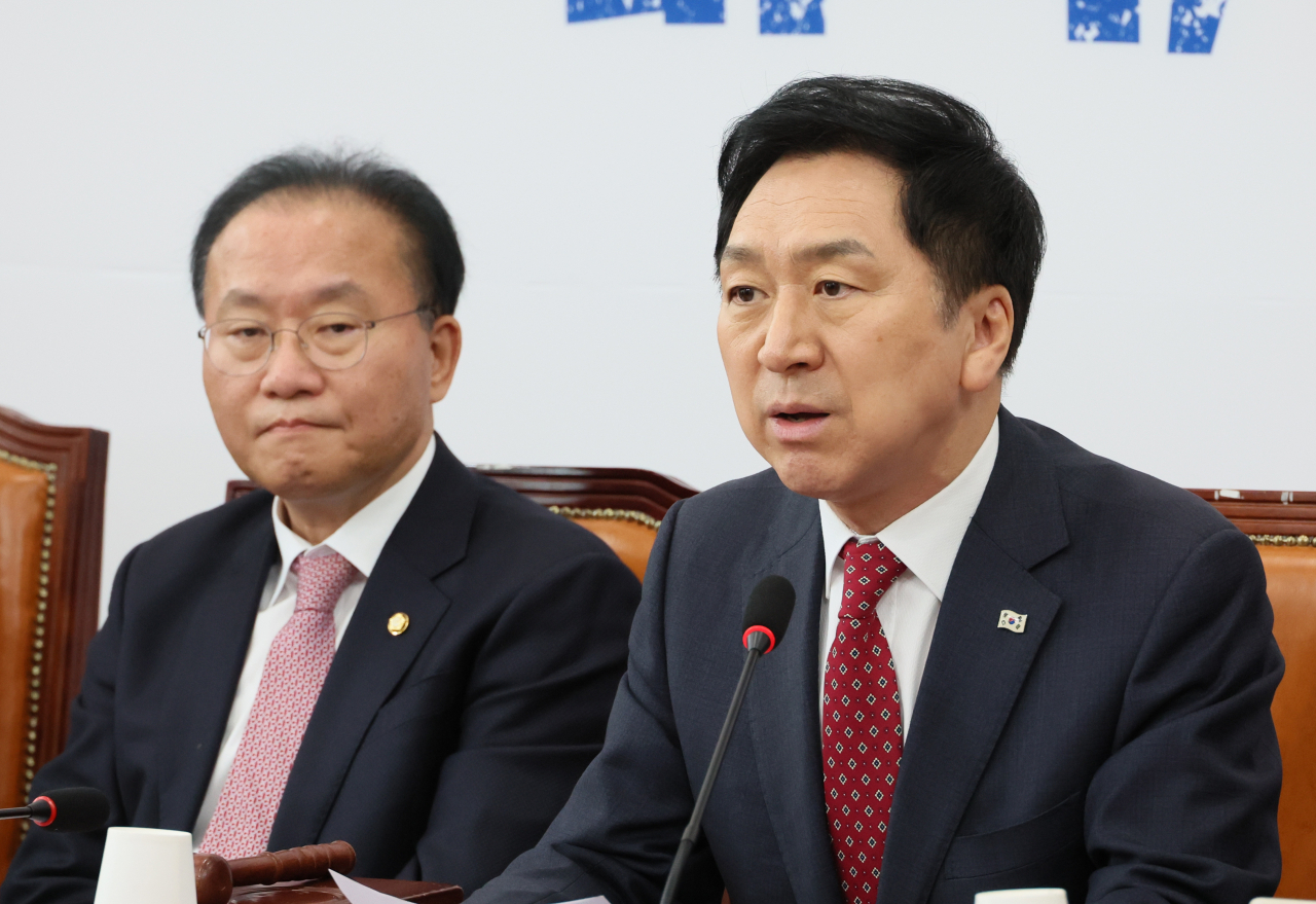 김기현 국민의힘 대표가 17일 오전 국회에서 열린 최고위원회의에서 발언하고 있다. 왼쪽은 윤재옥 원내대표. [연합]