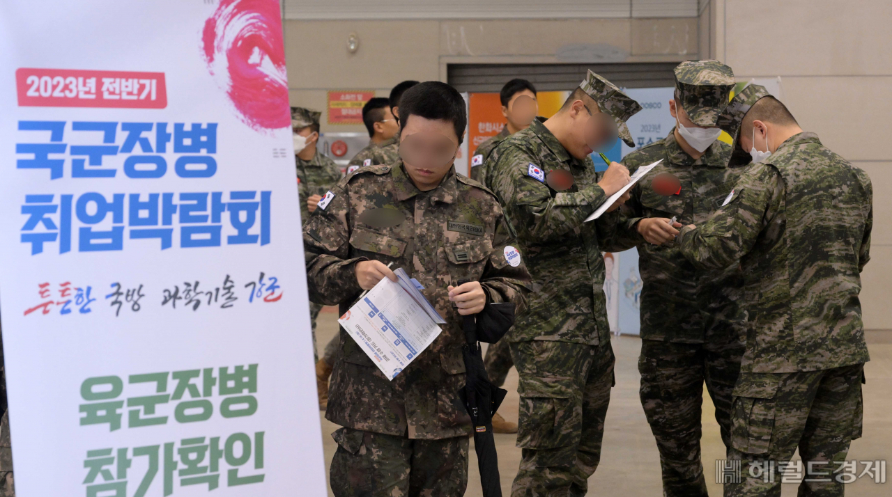 18일 오전 경기 고양시 킨텍스에서 2023년 전반기 국군장병 취업박람회가 열린 가운데 장병들이 이력서를 작성하고 있다. 이상섭 기자