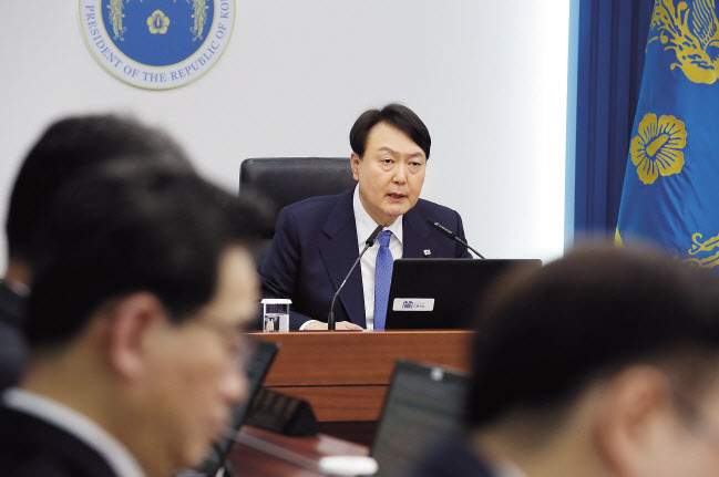 윤석열 대통령이 18일 서울 용산 대통령실 청사에서 열린 국무회의에서 발언하고 있다. 윤 대통령은 이 자리에서 재정건전성 강화를 강조하면서 “방만한 지출로 감내할 수 없는 고통을 미래 세대에 떠넘기는 것은 미래 세대에 대한 착취”라고 했다. [연합]