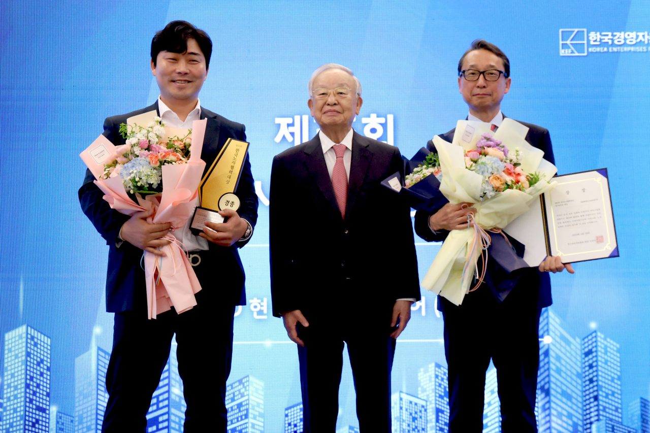 조영철(오른쪽부터) HD현대인프라코어 사장과 손경식 한국경영자총회 회장, 안재선 HD현대인프라코어 대표노조 위원장이 18일 서울 중구 프레스센터에서 열린 경총 '제35회 한국노사협력대상' 시상식에서 기념촬영을 하고 있다. HD현대인프라코어는 대기업 부문 대상을 받았다. [HD현대인프라코어 제공]