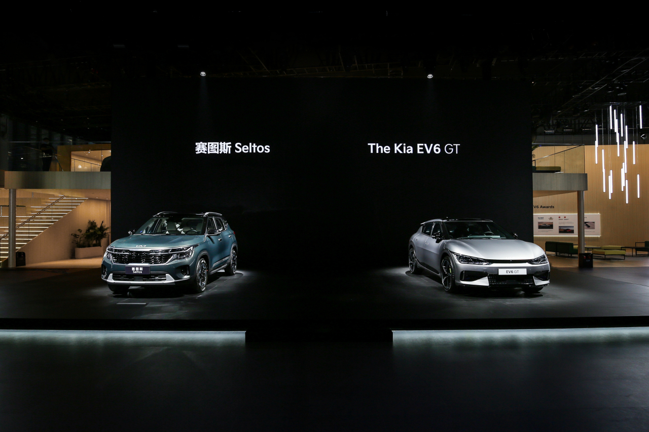 기아가 2023 상하이 모터쇼에서 공개한 ‘셀토스 상품성 개선 모델’과 ‘EV6 GT’. [기아 제공]