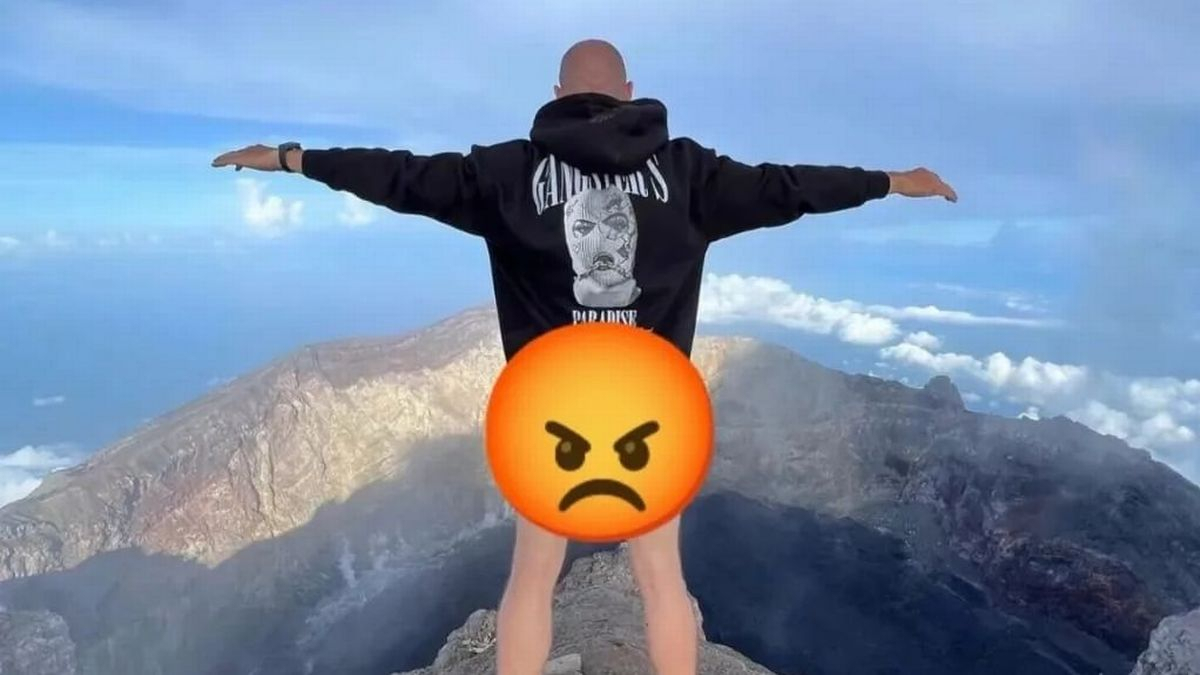 발리섬 아궁(Gunung Agung) 화산에서 러시아 남성 유리 칠리킨이 하체를 노출한 채 사진을 찍어 추방됐다. [인스타그램 캡처]