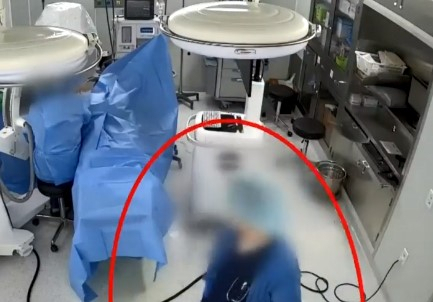 18일 보도된 송사랑양 수술실 CCTV 영상. 마취 의사가 수술이 시작되기 전 수술실을 나가고 있다. [JTBC 보도화면 캡처]