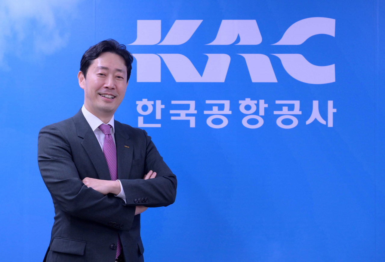 Korea Airports Corp. CEO Yoon Hyeong-jung poses for a photo at the company‘s headquarters in Gimpo, Gangseo-gu, Seoul, Thursday. (Lee Sang-seob/The Korea Herald)
