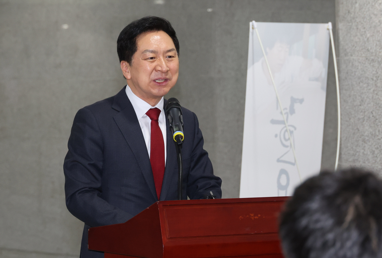 국민의힘 주호영 의원실 주최로 18일 오전 서울 여의도 국회 의원회관에서 열린 '토현 김길진 초대전' 개막식에서 김기현 대표가 축사를 하고 있다. [연합]